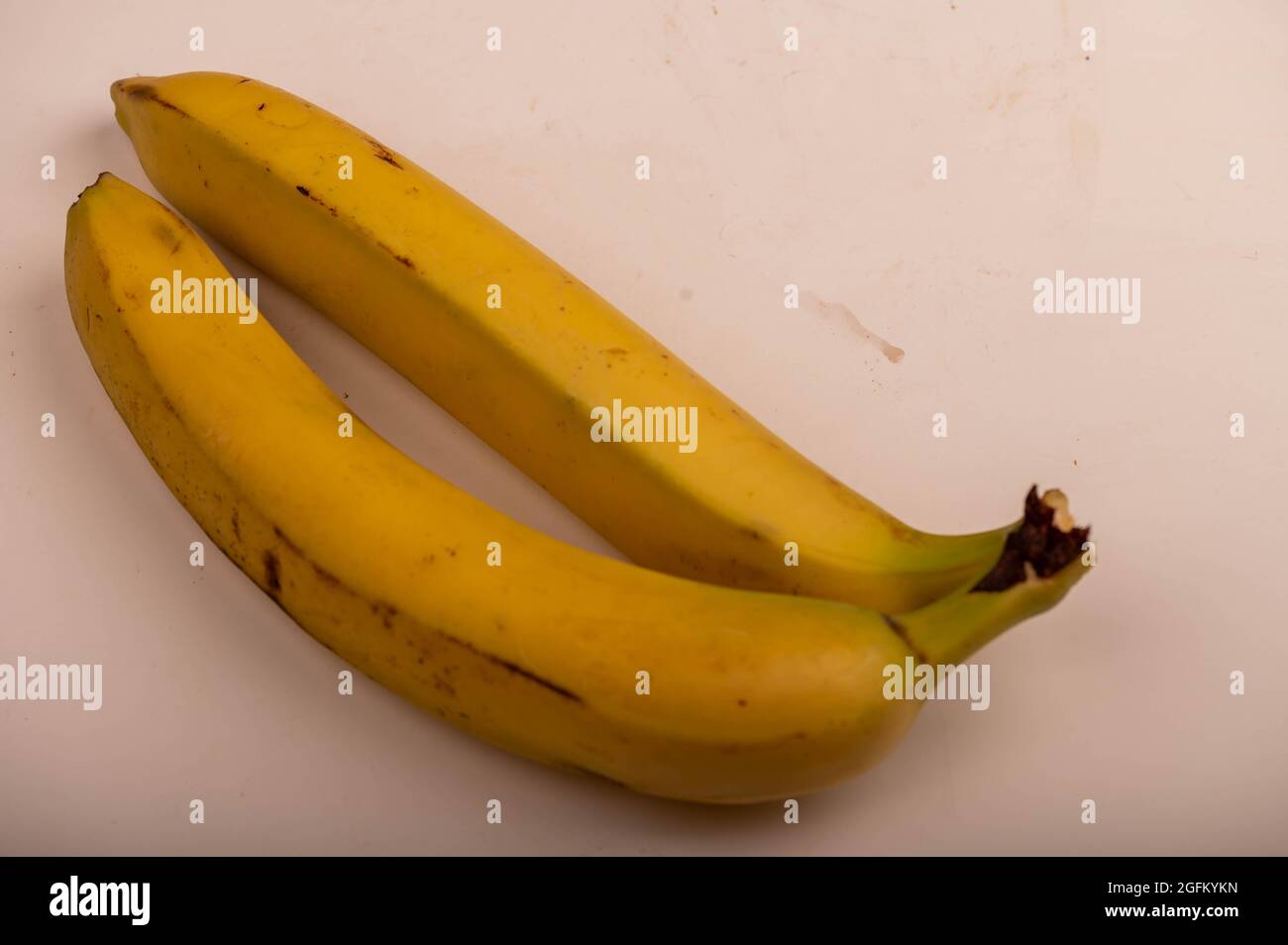 Un bouquet de bananes jaunes mûres en gros plan. Mise au point sélective. Récolte d'automne Banque D'Images