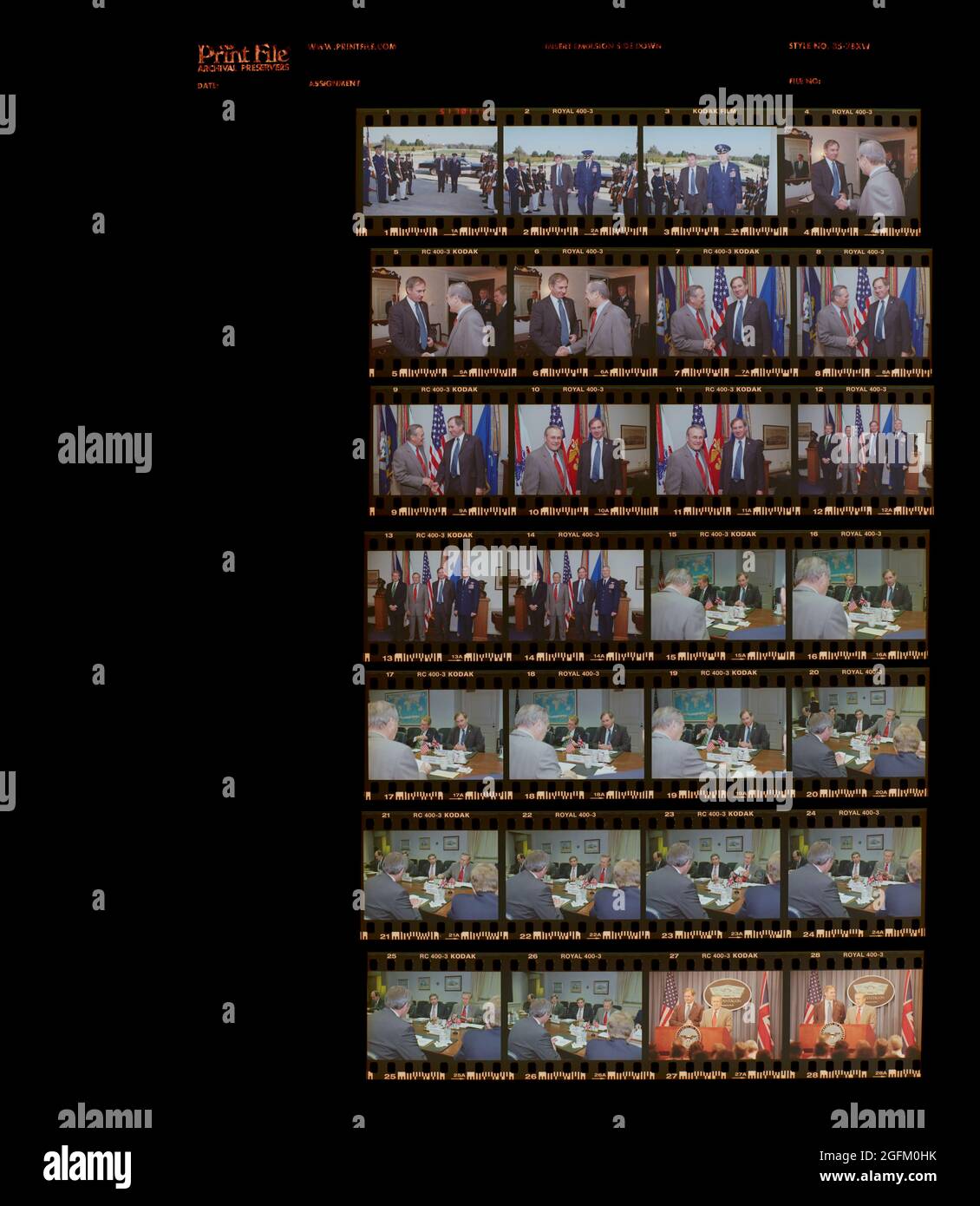 Le secrétaire à la Défense, Donald H. Rumsfeld, accueille un don d'honneur pour le secrétaire d'État britannique à la Défense, Geoffrey Hoon, au Pentagone à Arlington, en Virginie, le 30 octobre 2001. Rumsfeld et Hoon ont tenu un point de presse sur la guerre contre les Talibans et Al-Qaïda en Afghanistan. Banque D'Images