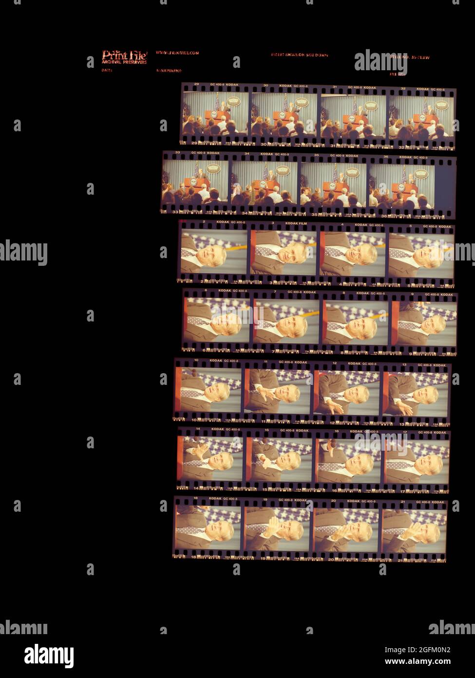 Le secrétaire à la Défense, Donald H. Rumsfeld, tient un point de presse pour discuter de son voyage à l'étranger au Pentagone à Arlington, en Virginie, le 19 décembre 2001. Le voyage de Rumsfeld comprenait des arrêts en Afghanistan et un ministre de la défense de l'OTAN à Bruxelles. Banque D'Images