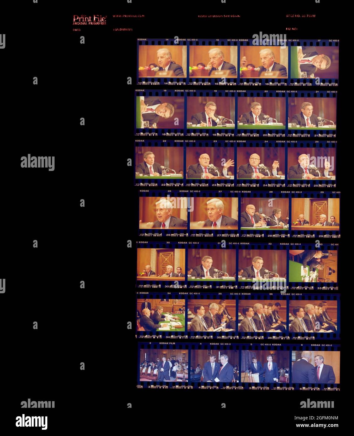 Le secrétaire adjoint à la Défense, Paul Wolfowitz, et le secrétaire d'État adjoint, Richard Armitage, ont témoigné devant le Comité sénatorial permanent des relations étrangères concernant l'Afghanistan le 26 juin 2002 à Washington Banque D'Images