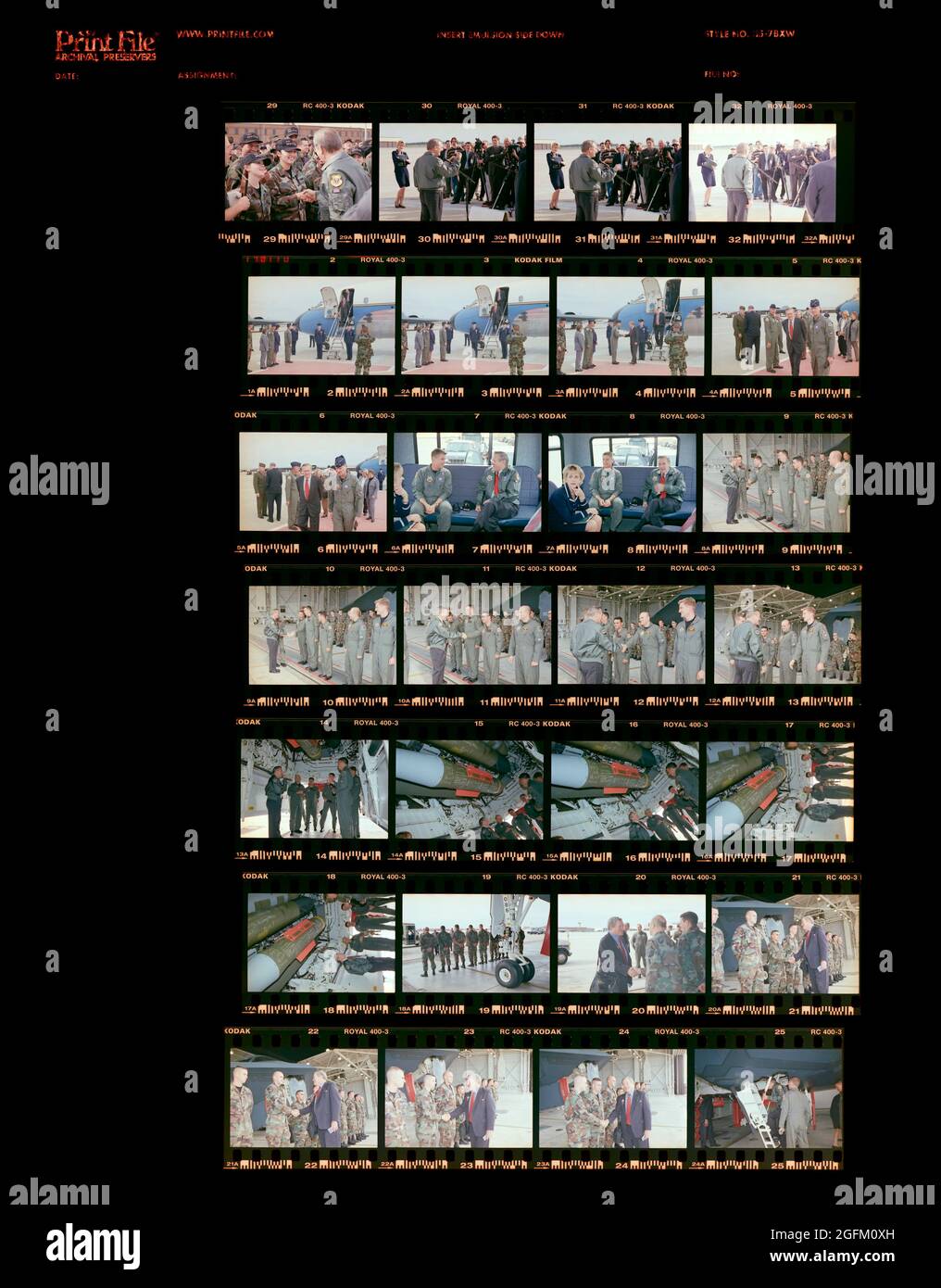 Le secrétaire à la Défense, Donald H. Rumsfeld, rencontre des aviateurs américains affectés à la 509e Escadre de la bombe (BW) lors d'une visite à la base aérienne de Whiteman, Missouri, le 19 octobre 2001. Le 509e BW a récemment mené des frappes aériennes contre des cibles en Afghanistan à l'aide d'avions B-2 Spirit. Banque D'Images