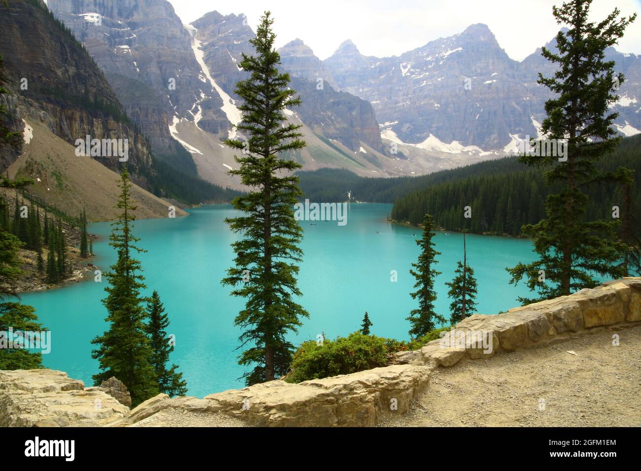 vue sur le lac au-dessus de la montagne rocheuse au Canada Banque D'Images