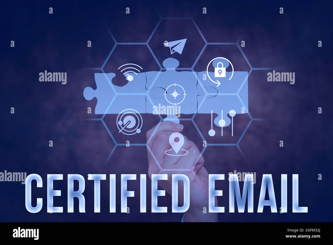 E-mail certifié pour l'affichage conceptuel. Mot pour e-mail dont l'envoi est certifié par une main tiers neutre tenant Jigsaw Puzzle Piece Unlocking New Banque D'Images