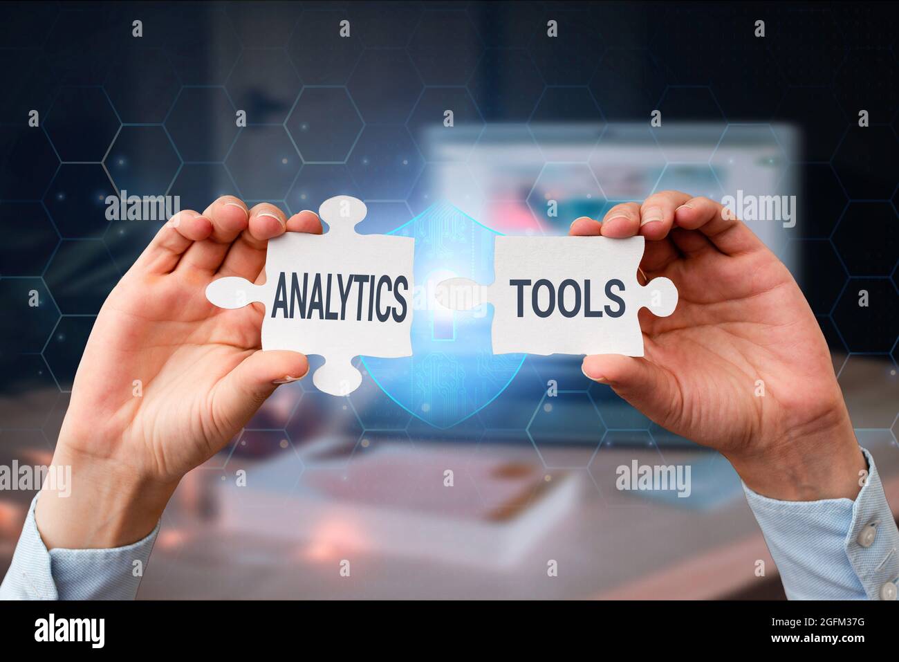 Écriture Affichage de texte Outils d'analyse. Concept Internet des morceaux de logiciel d'analyse d'application Web utilisé pour surveiller Business Woman Holding Jigsaw Banque D'Images