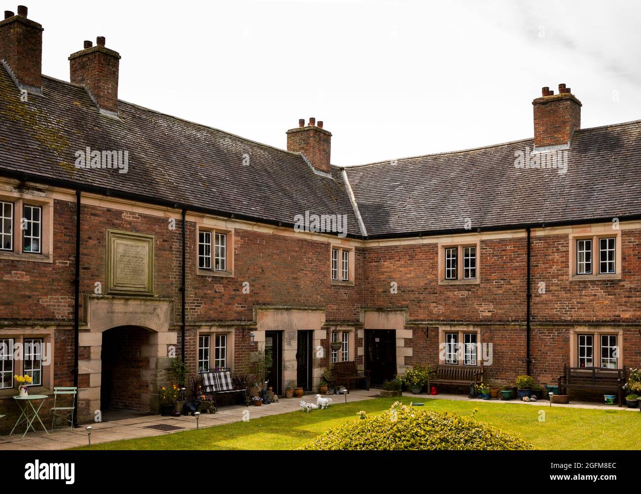 Royaume-Uni, Angleterre, Derbyshire, Ashbourne, 1723 Spalden Almshouses, jardin de la cour Banque D'Images