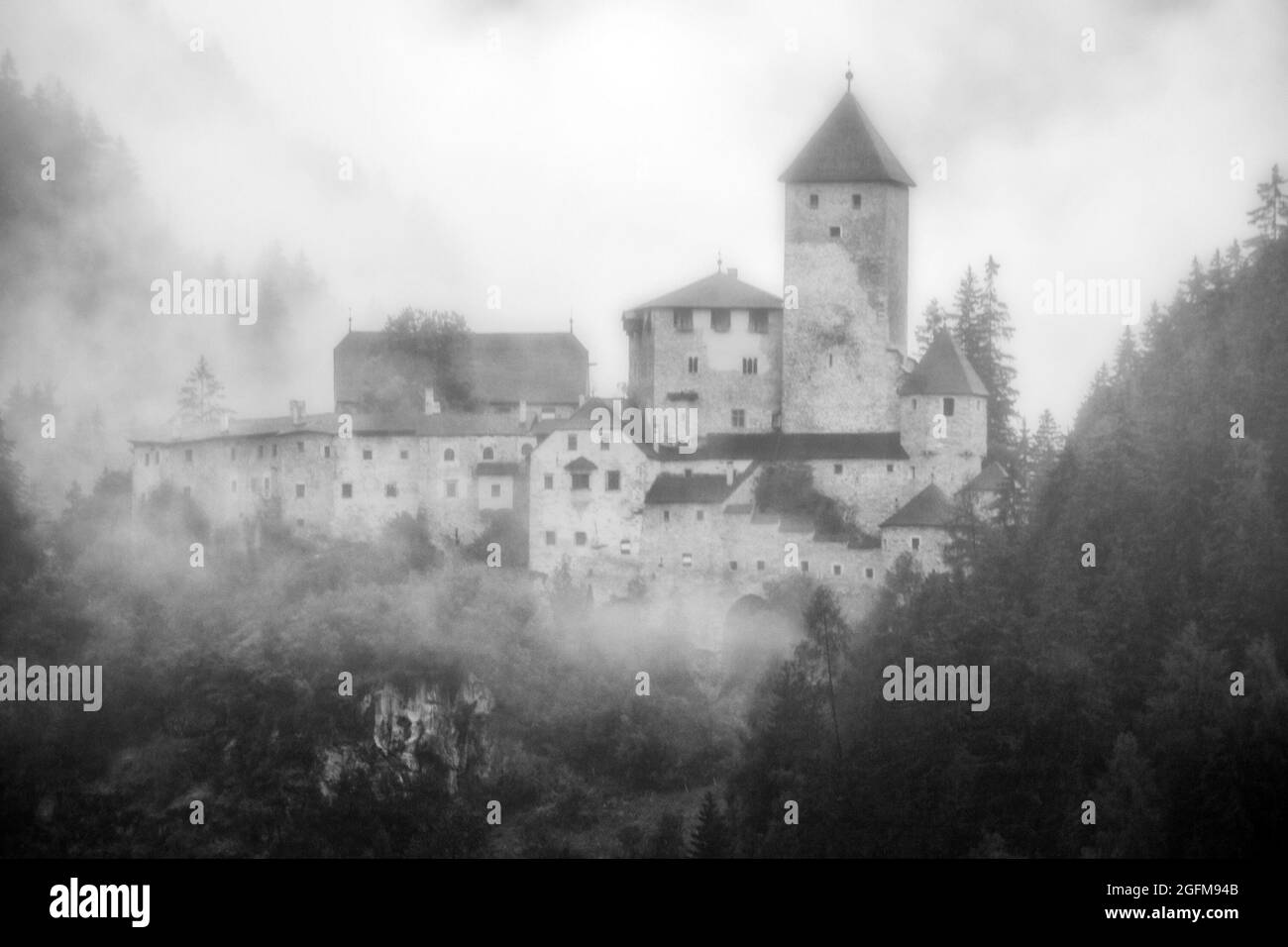 le château de burg taufers est un château médiéval historique par temps nuageux Banque D'Images