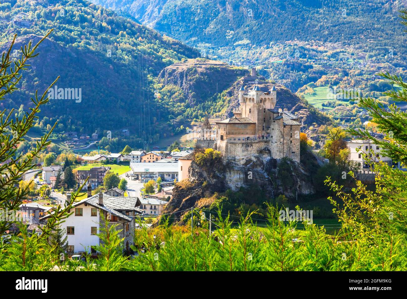 Impressionnant paysage de montagnes des Alpes, belle vallée de châteaux médiévaux - Valle d'Aoste dans le nord de l'Italie Banque D'Images