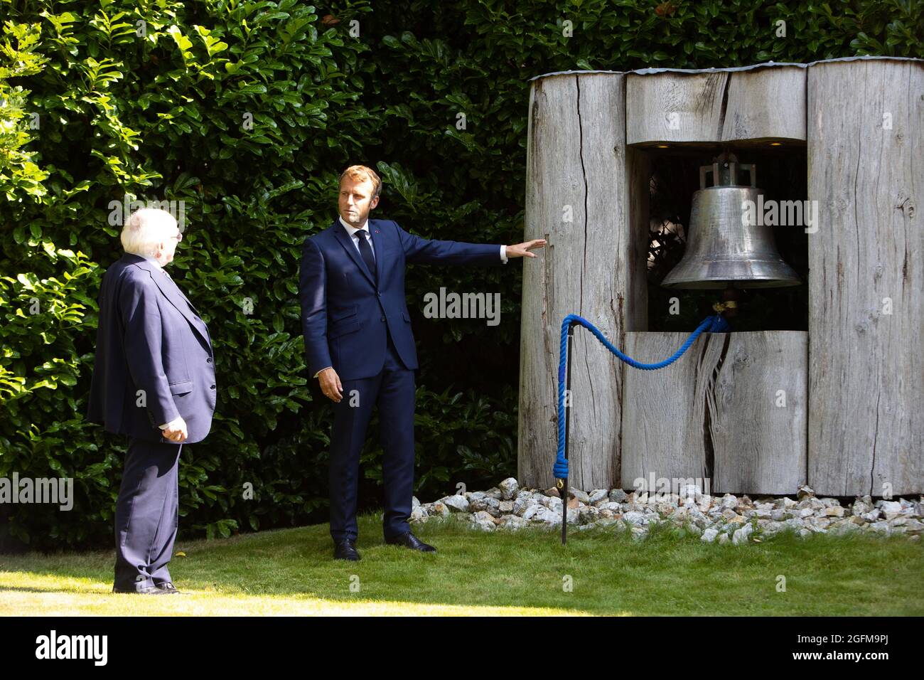 Dublin, Irlande. 26 août 2021. Le président français Emmanuel Macron à côté du président de l'Irlande Michael D. Higgins sonne la cloche de la paix alors qu'il visite Aras an Uachtarain, la résidence officielle du président à Dublin, le 26 août 2021 photo de Raphaël Lafargue/ABACAPRESS.COM. Credit: Abaca Press/Alay Live News Banque D'Images