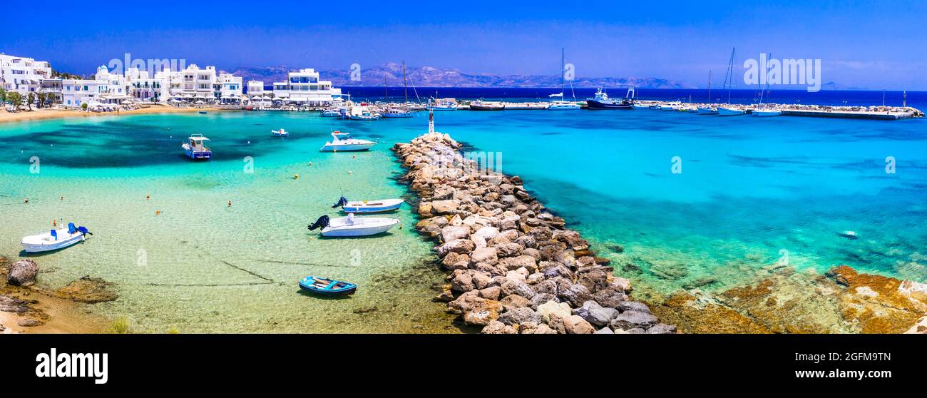 Vacances en Grèce, Cyclades, plages de l'île de Paros et mer. Pittoresque et paisible village côtier de Piso Livadi avec mer turquoise Banque D'Images