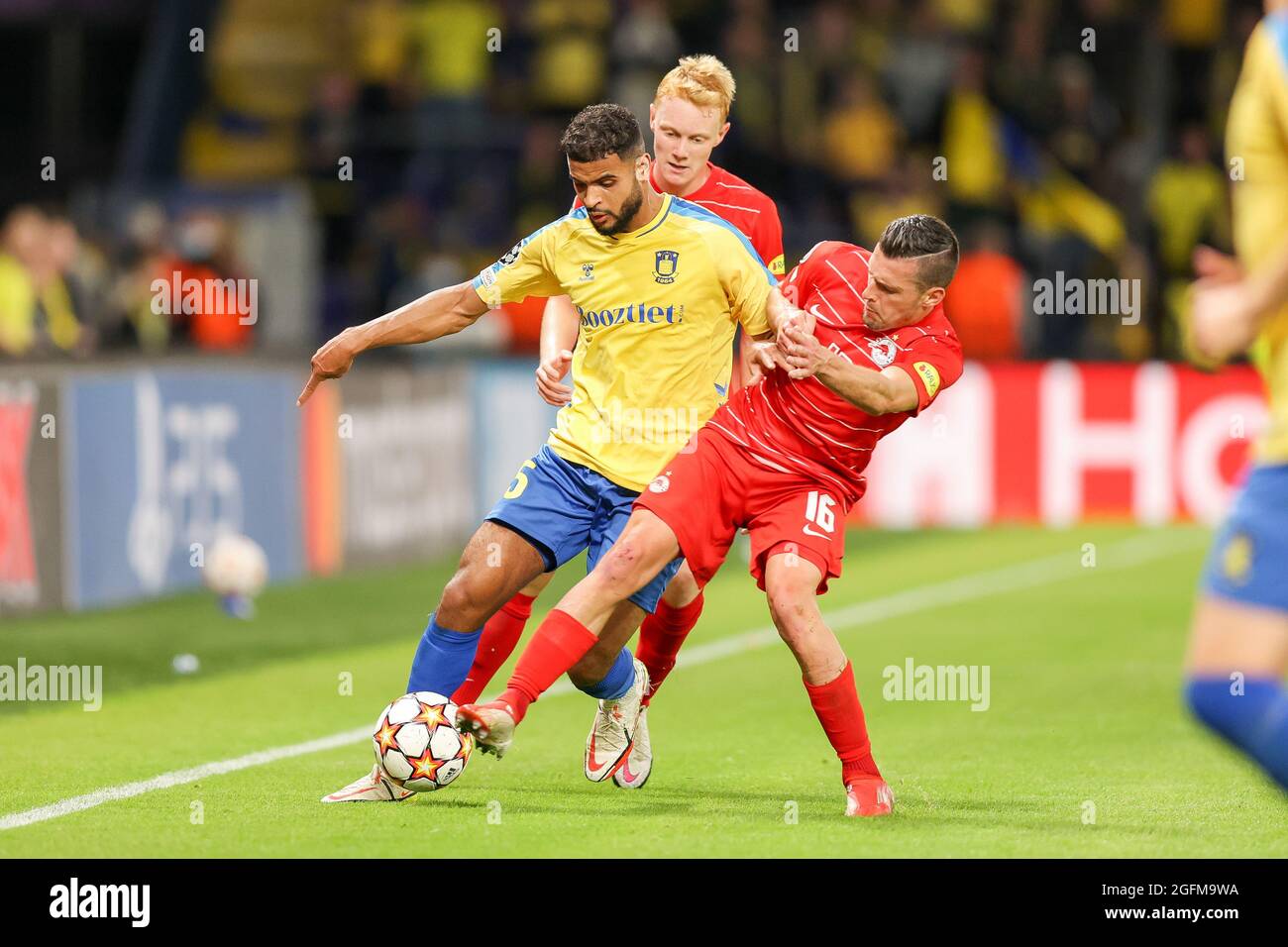 Broendby, Danemark. 25 août 2021. Anis Ben Slimane (25) de Broendby IF et Zlatko Junuzovic (16) du FC Salzburg vu lors du match de qualification de l'UEFA Champions League entre Broendby IF et le FC Red Bull Salzburg au stade Broendby à Broendby Stadion. (Crédit photo : Gonzales photo/Alamy Live News Banque D'Images Broendby, Danemark. 25 août 2021. Anis Ben Slimane (25) de Broendby IF et Zlatko Junuzovic (16) du FC Salzburg vu lors du match de qualification de l'UEFA Champions League entre Broendby IF et le FC Red Bull Salzburg au stade Broendby à Broendby Stadion. (Crédit photo : Gonzales photo/Alamy Live News Banque D'Images