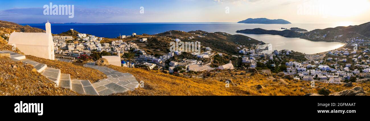 Vue panoramique à couper le souffle sur l'île d'iOS. Ville de Chora avec églises et maisons blanches. Destination touristique populaire dans les Cyclades, Grèce Banque D'Images