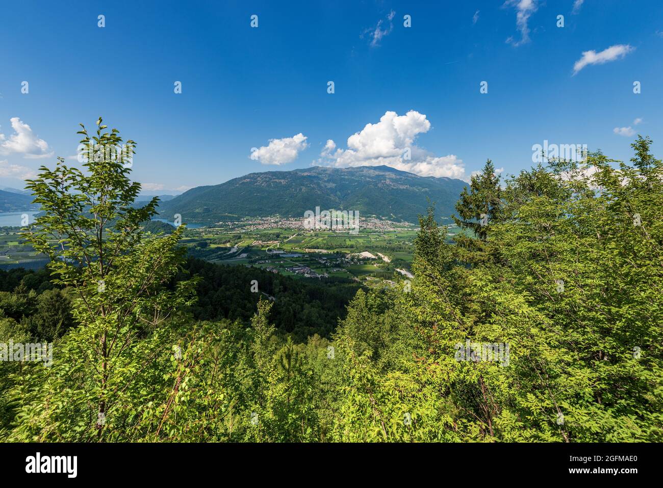 Vallée de Sugana ou Valsugana avec la petite ville de Levico terme et le lac de Caldonazzo et de Levico. Station touristique de Trento, Trentin, Italie. Banque D'Images
