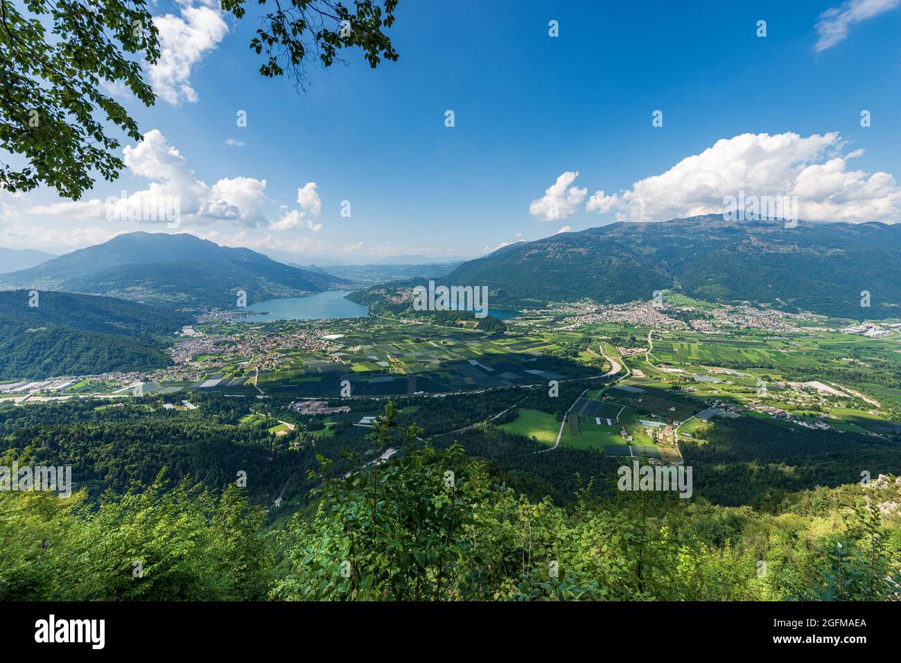 Vue aérienne sur la vallée de Sugana ou Valsugana, les lacs de Caldonazzo et de Lévico, le village de Caldonazzo et la ville de Levico terme. Trento, Italie. Banque D'Images
