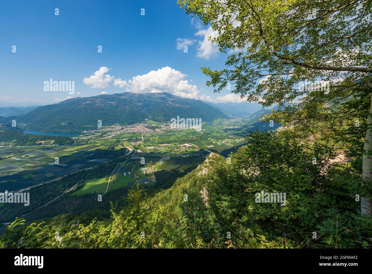 Vue aérienne de la petite ville de Levico terme, station touristique sur la côte du lac de Levico, Valsugana, trente, Trentin-Haut-Adige, Italie, Europe. Banque D'Images