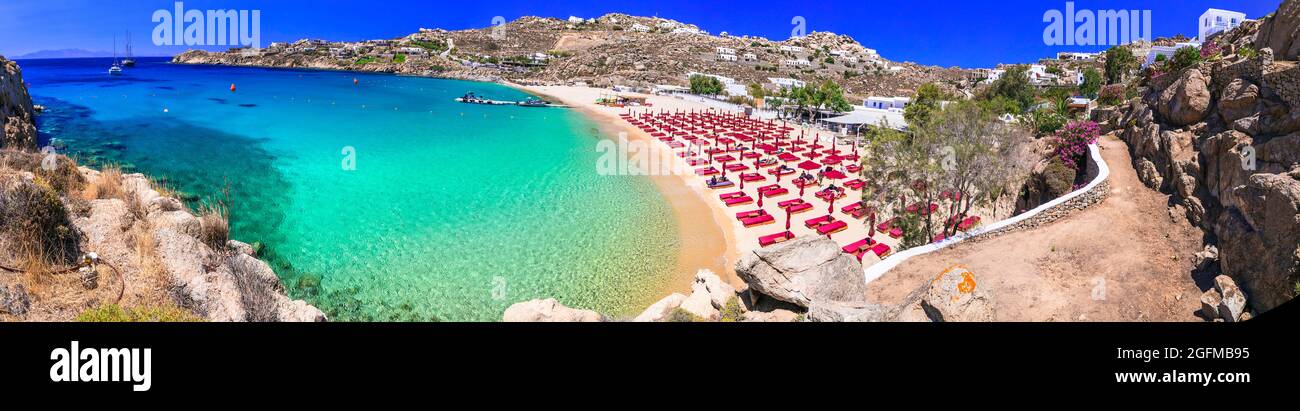 Vacances d'été en Grèce. Cyclades. Les plus célèbres et belles plages de l'île de Mykonos - Super Paradise Beach avec des eaux cristallines de celar Banque D'Images