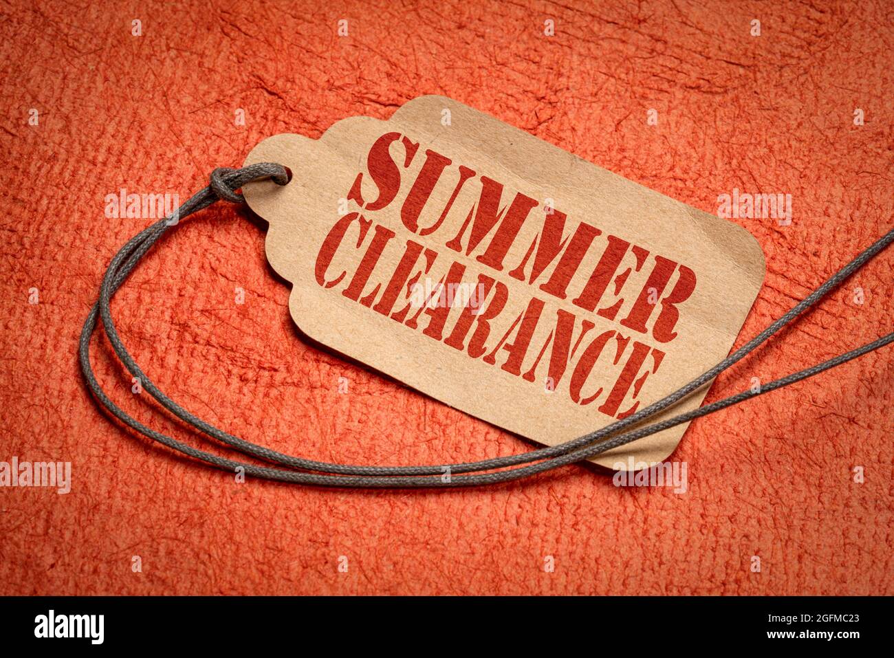 affiche de vente d'été sur une étiquette de prix en papier avec une ficelle contre le papier texturé, le shopping et le concept de marketing Banque D'Images