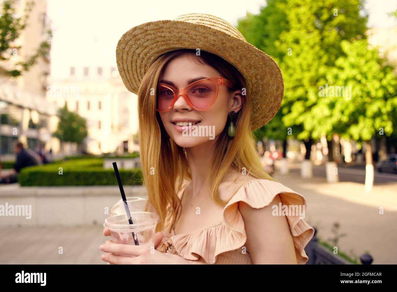 jolie femme avec chapeau extérieur verre avec boisson vacances d'été Photo  Stock - Alamy