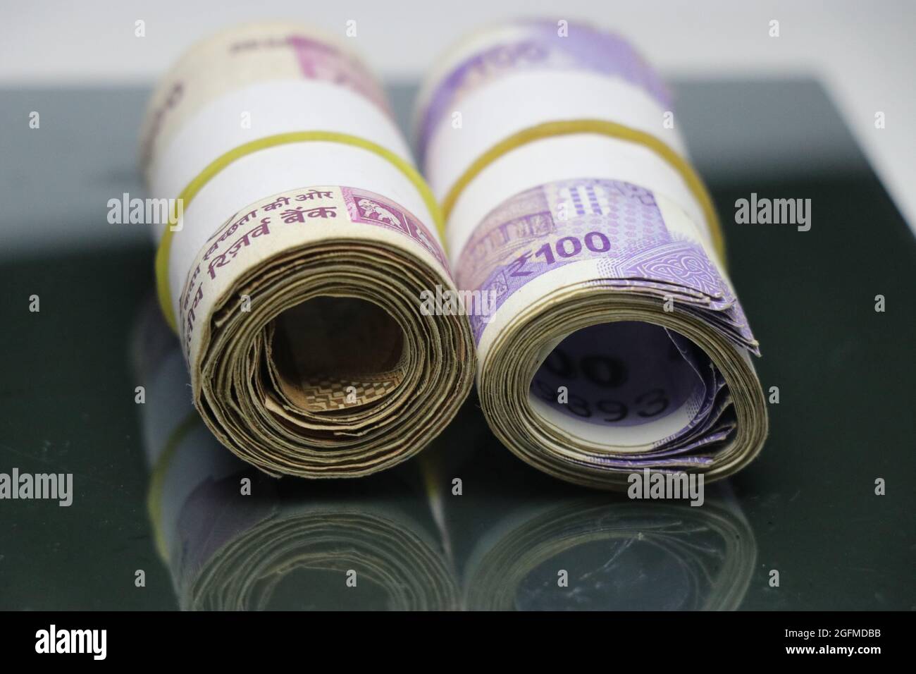 Billets de change indiens et placés sur une table en verre Banque D'Images