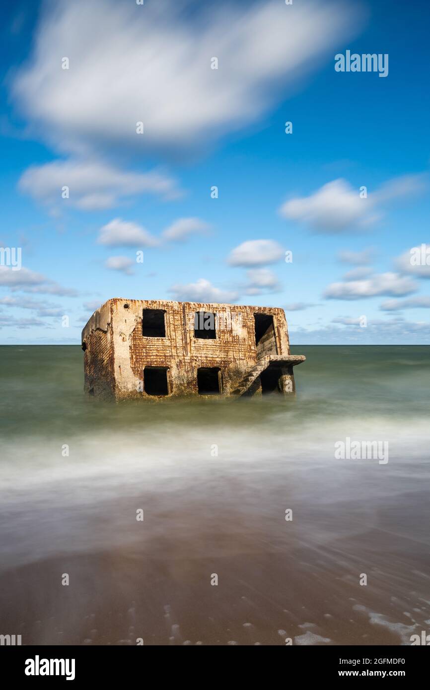 Liepaja, Lettonie - 21 août 2021 : ruines des défenses militaires du fort Karosta dans la mer Baltique, sur la côte lettone Banque D'Images