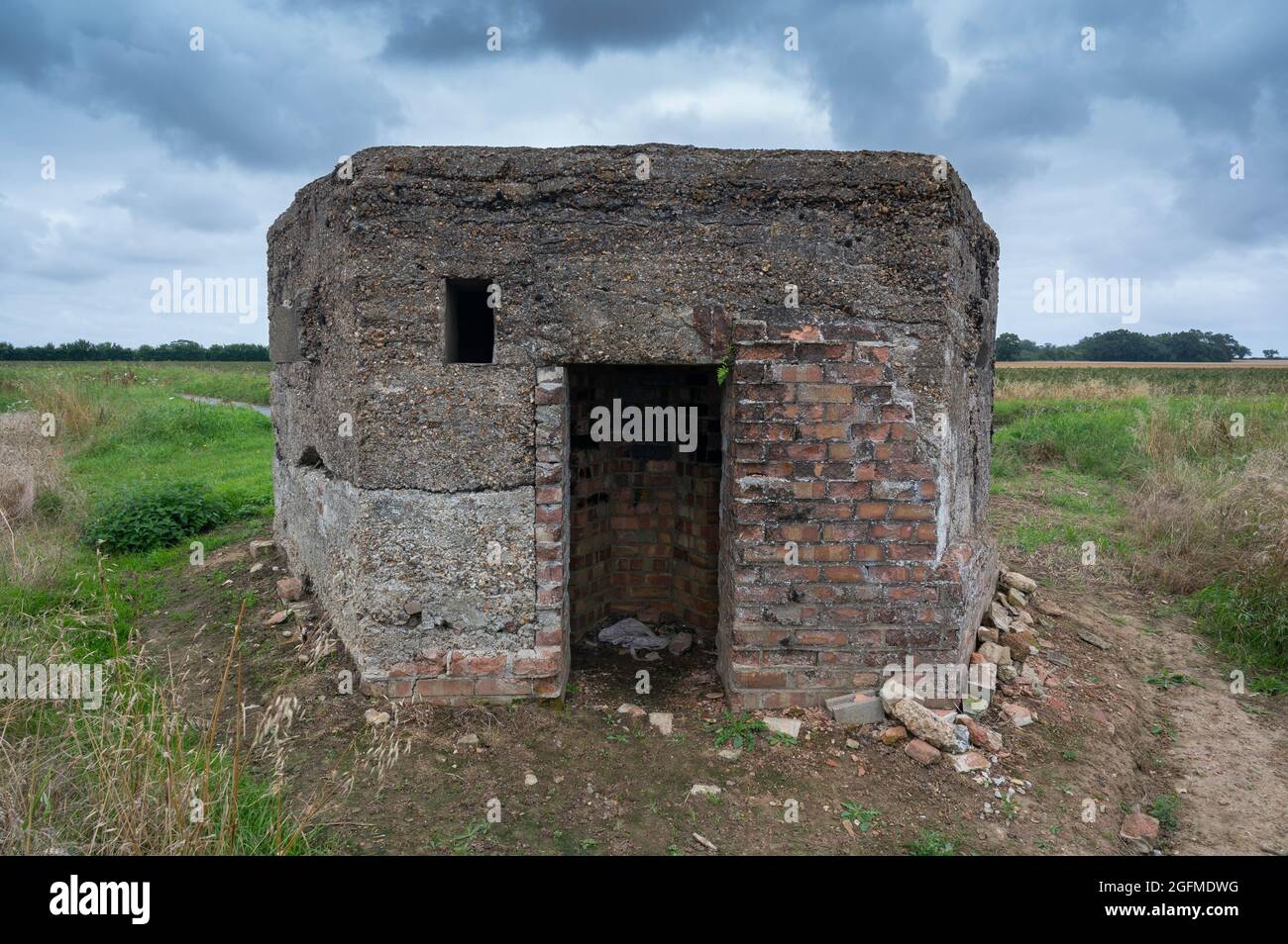 Une deuxième boîte à pilules de guerre mondiale au milieu de la campagne dans norfolk angleterre Banque D'Images