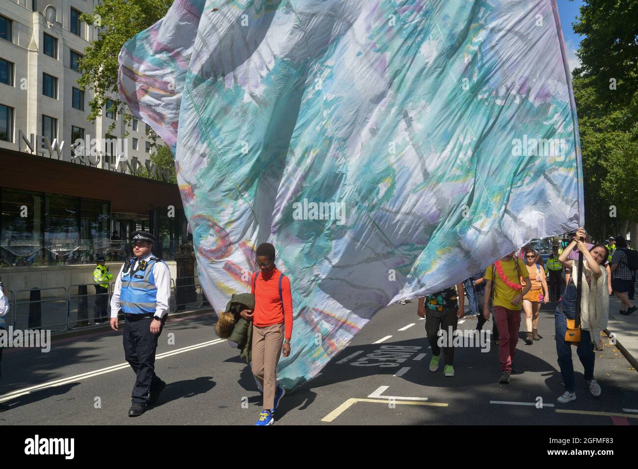 Extinction les manifestants de la rébellion défilent de Piccadilly Circus à Oxford Street pendant la manifestation. Banque D'Images