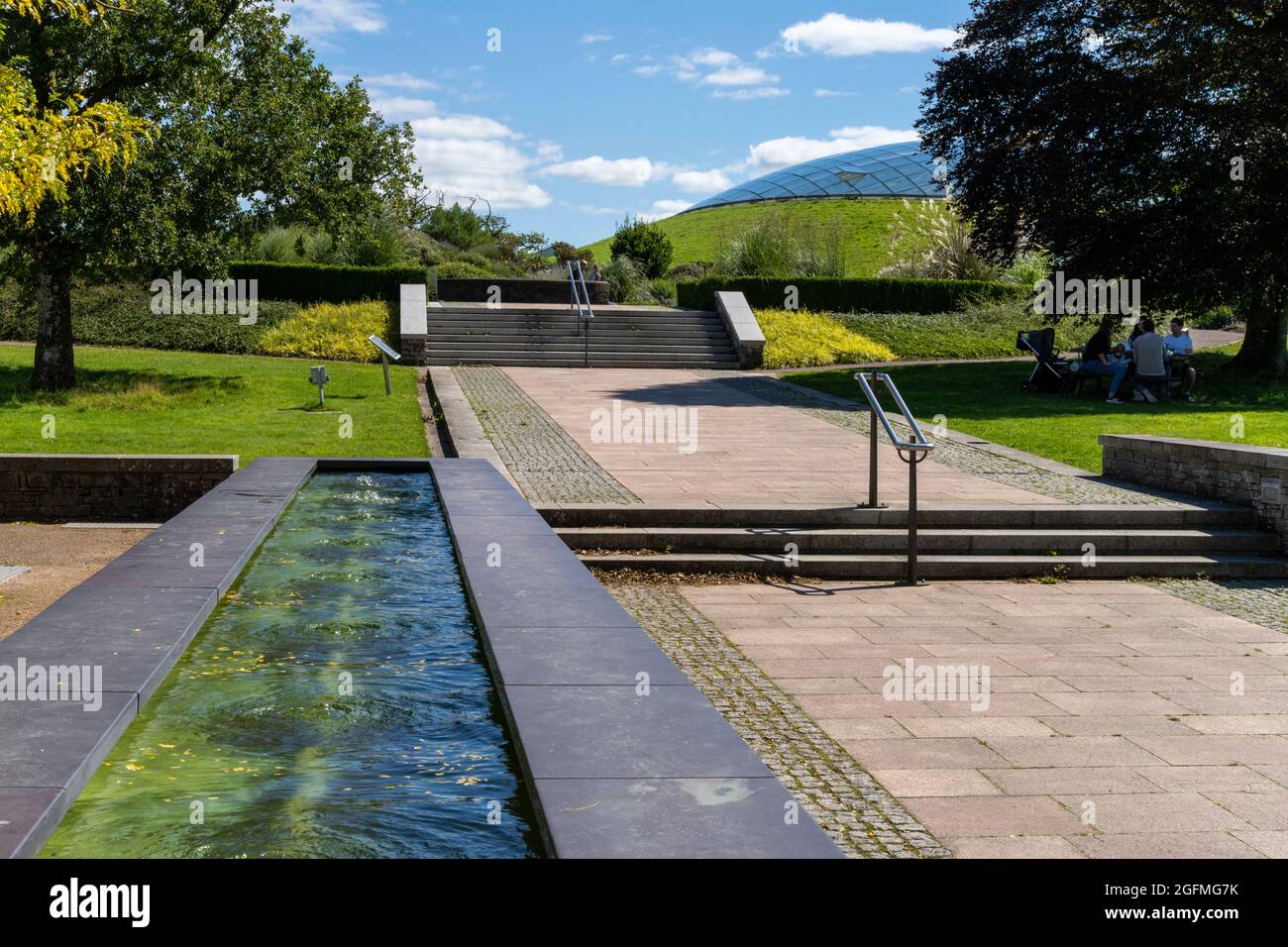 Le National Botanic Garden of Wales, Llanarthney, Carmarthenshire, pays de Galles, Royaume-Uni, présente la plus grande serre à travée unique au monde. Banque D'Images