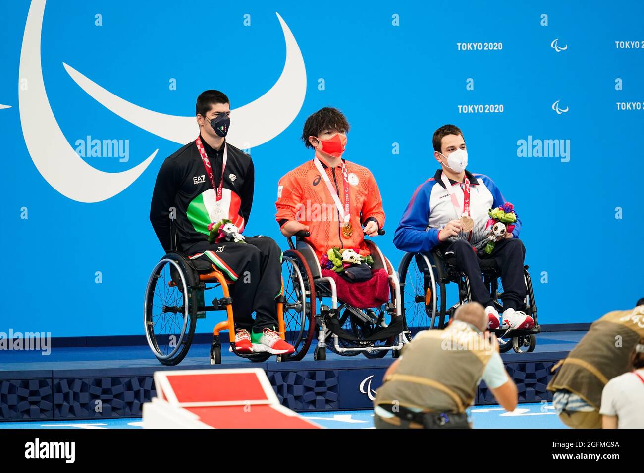 Tokyo, Japon. 26 août 2021. (G-D) Luigi BEGGIATO (ITA), Takayuki Suzuki (JPN), Roman ZHDANOV (RPC) natation : cérémonie de la Médaille Freestyle S4 de 100 m masculin au Centre aquatique de Tokyo lors des Jeux paralympiques de Tokyo en 2020 à Tokyo, Japon . Credit: SportsPressJP/AFLO/Alay Live News Banque D'Images