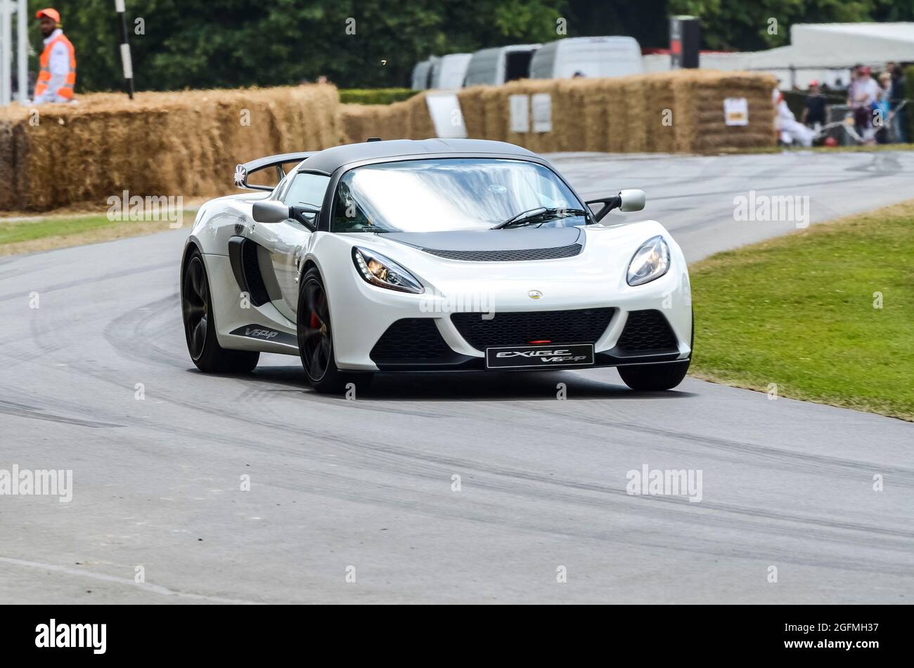 La voiture de course Lotus Exige V6 Cup monte la colline au Goodwood Festival of Speed 2014. Course automobile. Série 3 version orientée vers les chenilles Banque D'Images