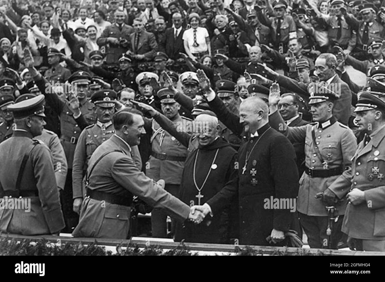 Hitler entre les mains de dignitaires catholiques en Allemagne dans les années 1930 Banque D'Images