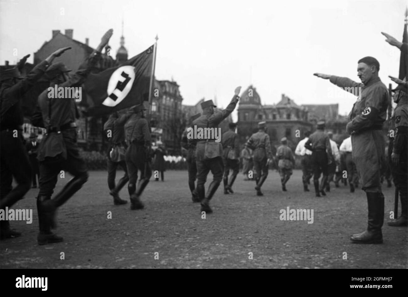 Hitler saluant les nazis alors qu'il regarde les troupes de sa (chemises brunes) défiler à Nuremberg en 1935 Banque D'Images