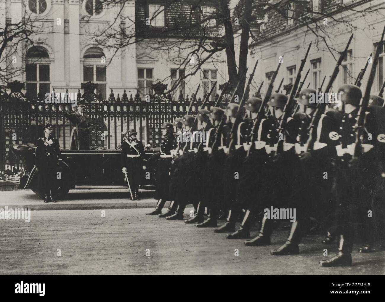 Hitler saluant les nazis en observant les troupes SS défiler devant le passé Banque D'Images