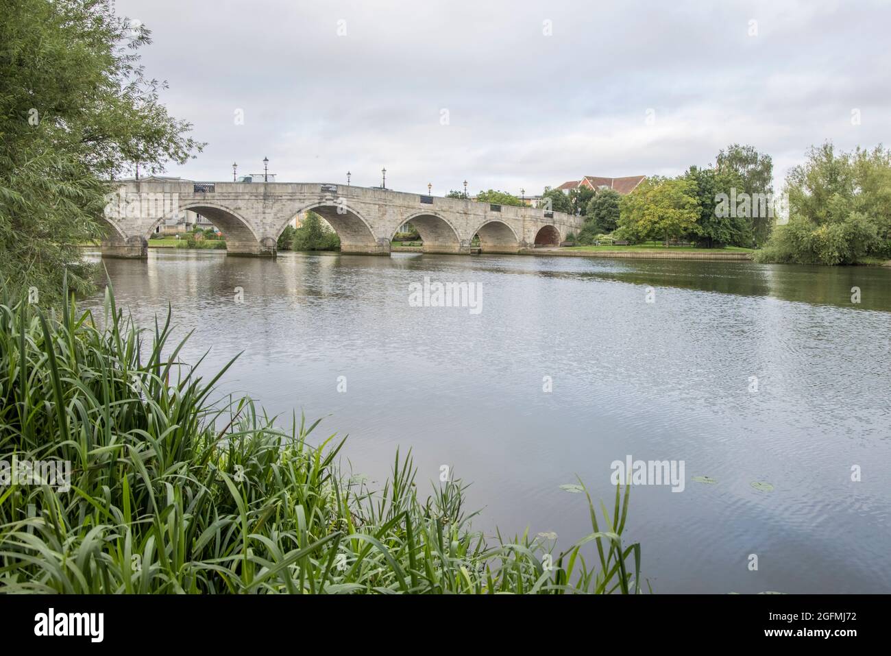 pont routier au-dessus de la tamise à chertsey dans surrey Banque D'Images