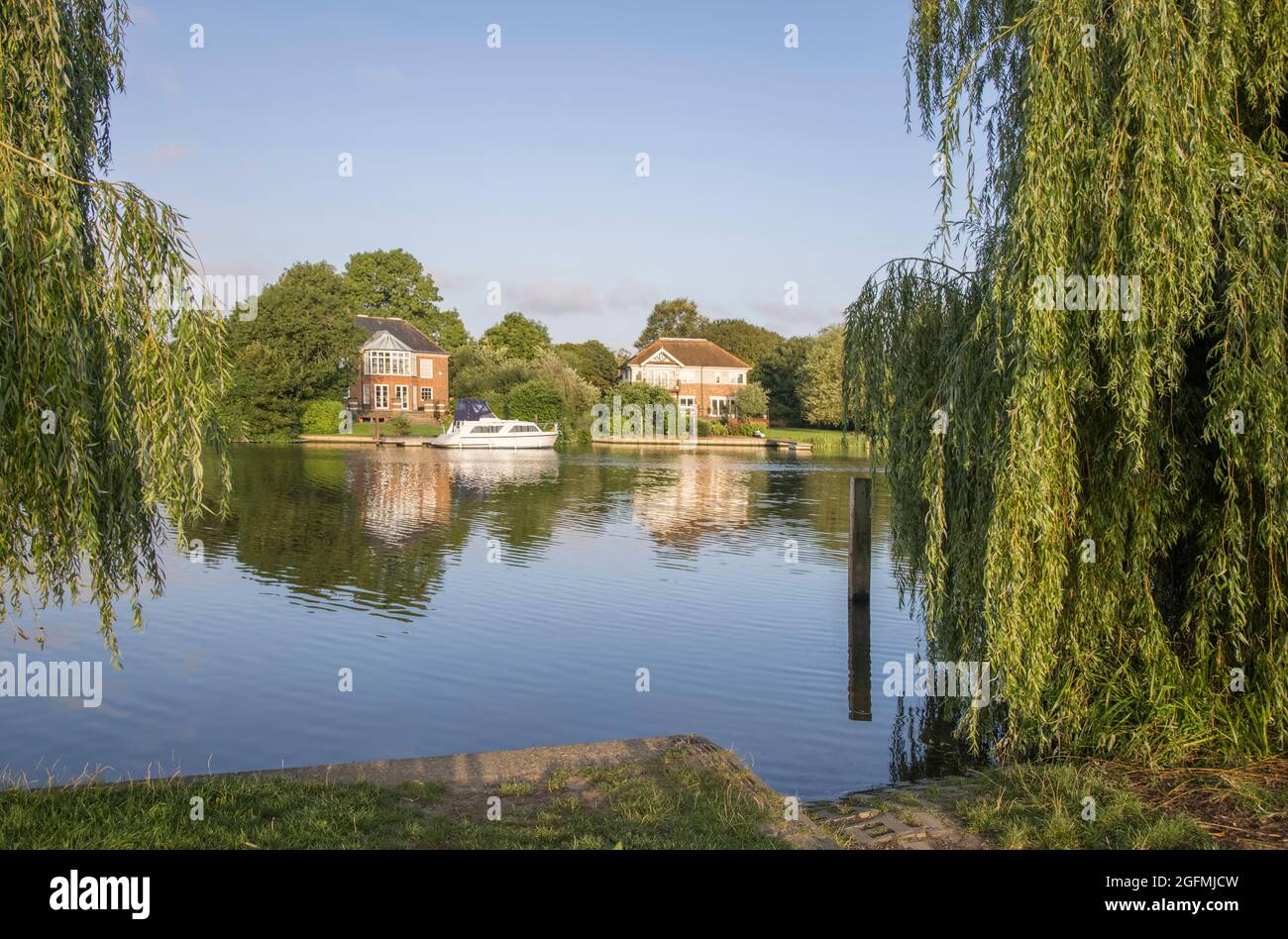 bateaux amarrés et maisons sur les rives de la tamise à laleham dans surrey Banque D'Images