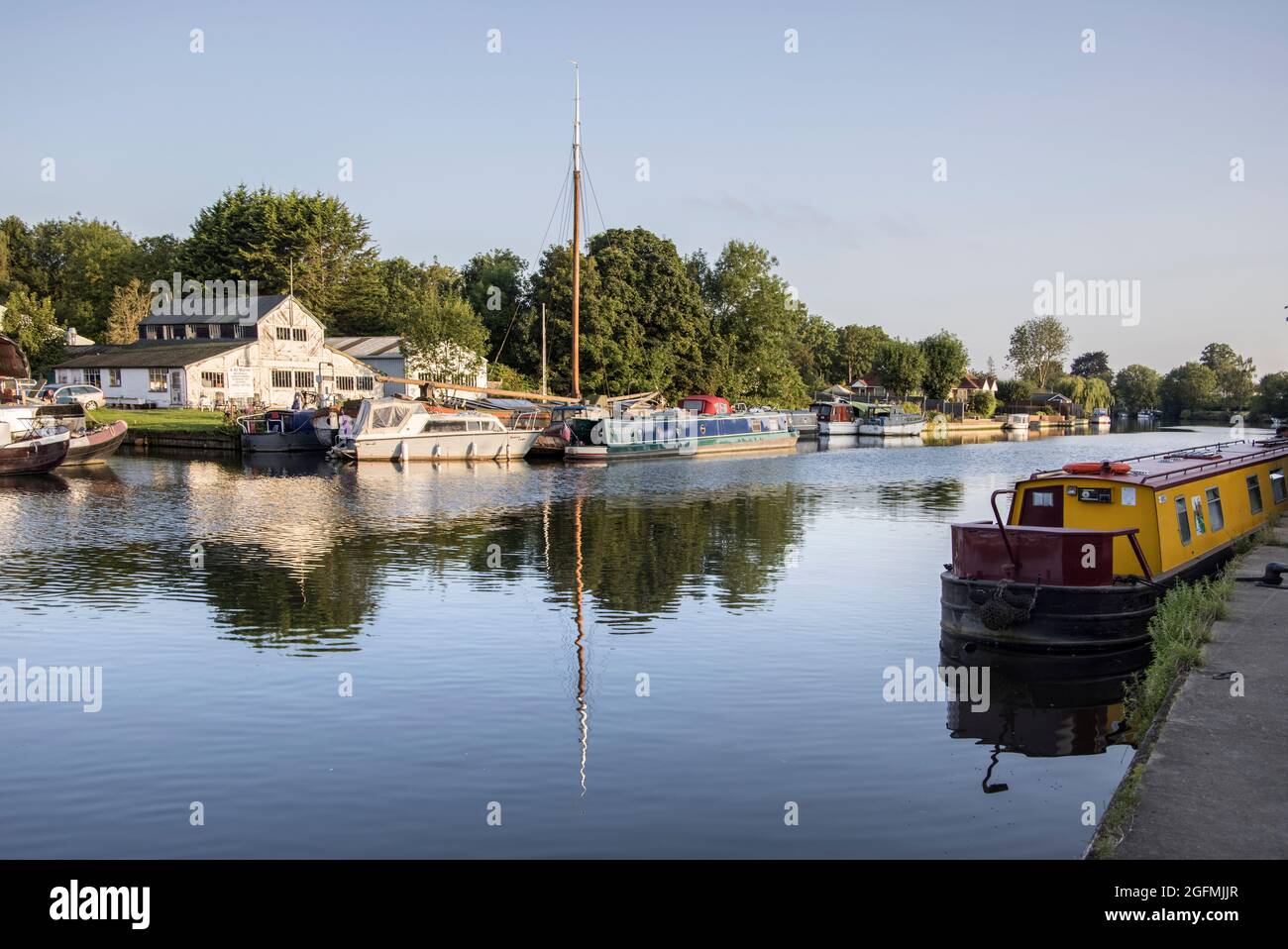 bateaux amarrés et maisons sur les rives de la tamise à laleham dans surrey Banque D'Images