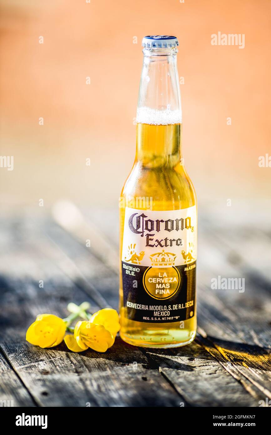 Bouteille de Corona à la plage avec des fruits au citron vert prêts à boire. Corona Extra est produit au Mexique et exporté dans tous les autres pays du monde. Banque D'Images