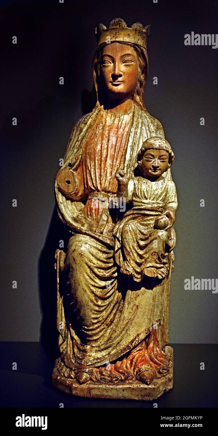 Vierge et enfant, anonyme, 1225 noyer (bois dur), 84,0 cm ( la Vierge est assise avec l'enfant Christ sur ses genoux. Ici elle est plus que simplement la mère de Jésus, elle est le trône symbolique sur lequel l'enfant est assis, l'incarnation de la sagesse divine: Les sedes sapientiae. Avec des crucifix sculptés, c'est l'un des premiers sujets de sculpture sur pied pendant le Moyen âge hollandais, les pays-Bas . Banque D'Images
