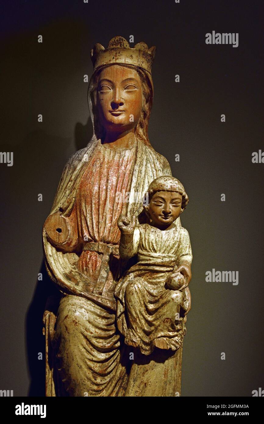 Vierge et enfant, anonyme, 1225 noyer (bois dur), 84,0 cm ( la Vierge est assise avec l'enfant Christ sur ses genoux. Ici elle est plus que simplement la mère de Jésus, elle est le trône symbolique sur lequel l'enfant est assis, l'incarnation de la sagesse divine: Les sedes sapientiae. Avec des crucifix sculptés, c'est l'un des premiers sujets de sculpture sur pied pendant le Moyen âge hollandais, les pays-Bas . Banque D'Images