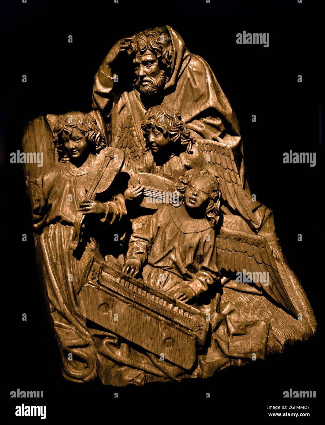 Mary, Joseph et Three Angels, Adriaen van Wesel, c. 1475 - c. 1477 chêne avec des traces de polychromie trois anges faisant de la musique avec Joseph, fragment de l'autel de Marie de la Fraternité notre Dame à Den Bosch Hollandais, pays-Bas . 1470 - 1480 ) ( la mort de la Vierge, fragment de l'autel Marial de l'illustre Fraternité de notre Sainte Dame à Den Bosch) ( Adriaen van Wesel était l'un des plus importants sculpteurs de bois du nord des pays-Bas, connu bien au-delà de sa ville natale d'Utrecht. Son travail comprend de grands autels pour les églises de Delft, Zwolle, ‘s Hertogenbosch et Utrecht ) Banque D'Images