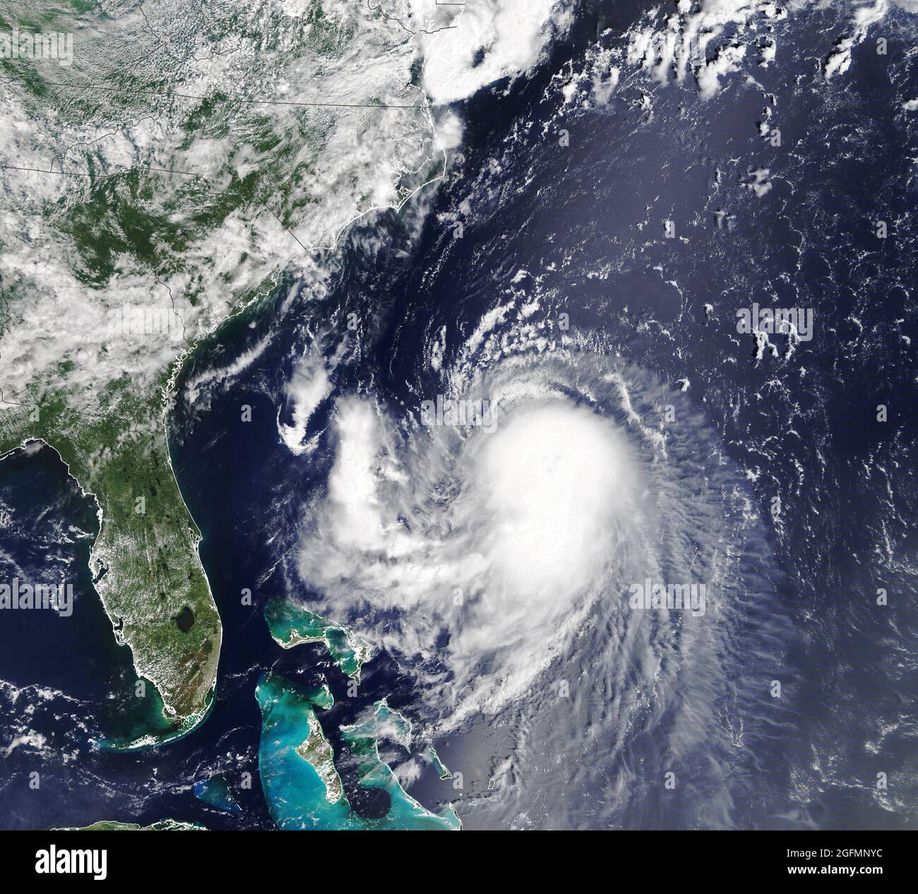 Des vents violents, de la pluie et des tempêtes menacent le nord-est des États-Unis ce week-end, alors que la tempête tropicale Henri continue de se renforcer. Le 11 août 2021, le Spectroradiomètre d'imagerie à résolution modérée (MODIS) du satellite Terra de la NASA a acquis cette image en couleur naturelle à 45 h 15, heure de l'est des États-Unis (45 h 20, heure universelle). À l'époque de l'image, Henri était situé à environ 400 miles (640 kilomètres) au sud-est de Charleston, en Caroline du Sud, et se déplatait vers le nord-ouest. Les vents soutenus mesuraient 65 milles (100 kilomètres) par heure. C'est 9 miles par heure timide d'un ouragan de catégorie 1 sur le Banque D'Images