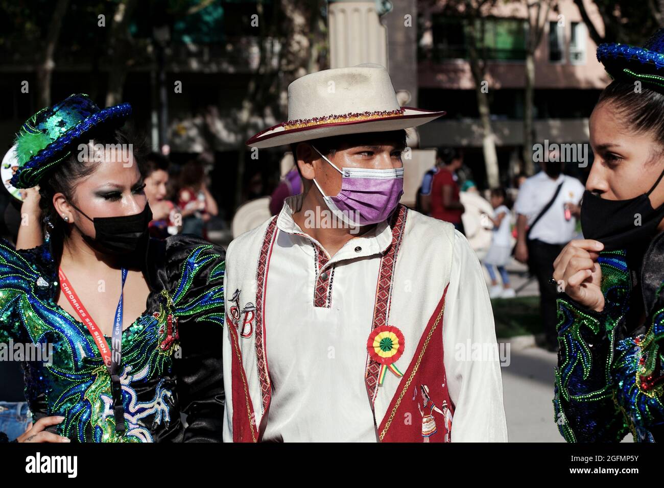 Boliviens en costume national lors d'une célébration de la culture bolivienne, Barcelone, Espagne. Banque D'Images