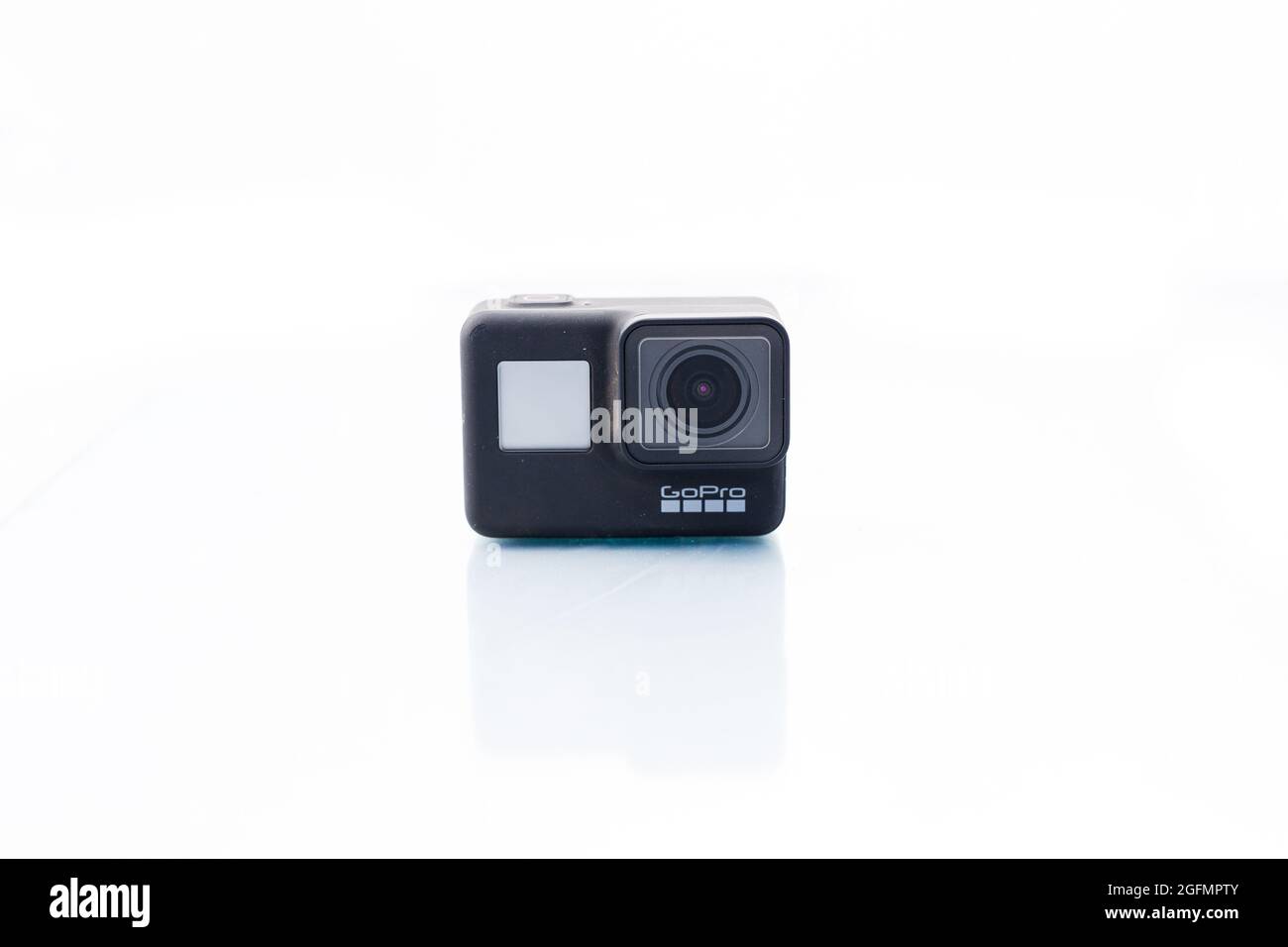 Suffolk, Royaume-Uni juin 01 2020: GoPro Hero 7 Black caméra d'action tourné sur un fond blanc clair et clair. GoPro est une petite caméra embarquée couramment utilisée Banque D'Images