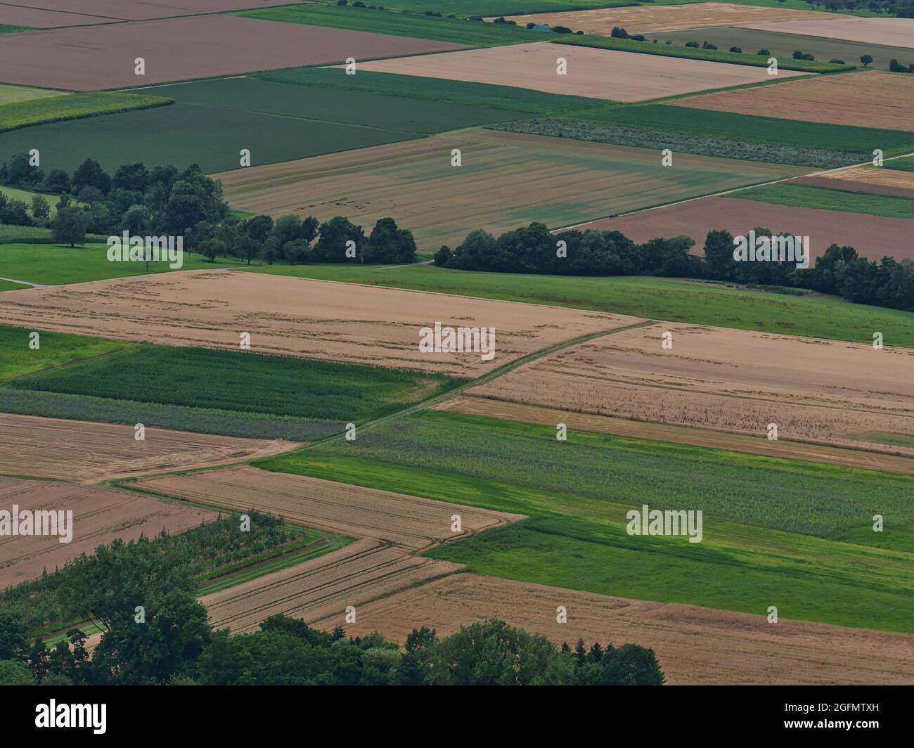 Belle vue aérienne des champs agricoles de couleur marron et verte avec arbres entre les deux vues de la colline de Limbourg près de Weilheim an der Teck, Allemagne. Banque D'Images