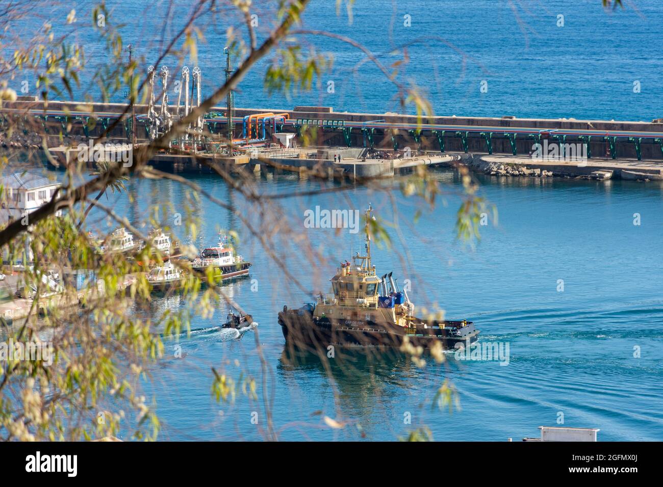 Vue en grand angle des bateaux de la garde côtière dans le port de Skikda, sécurité maritime, Skikda, Algérie. Banque D'Images