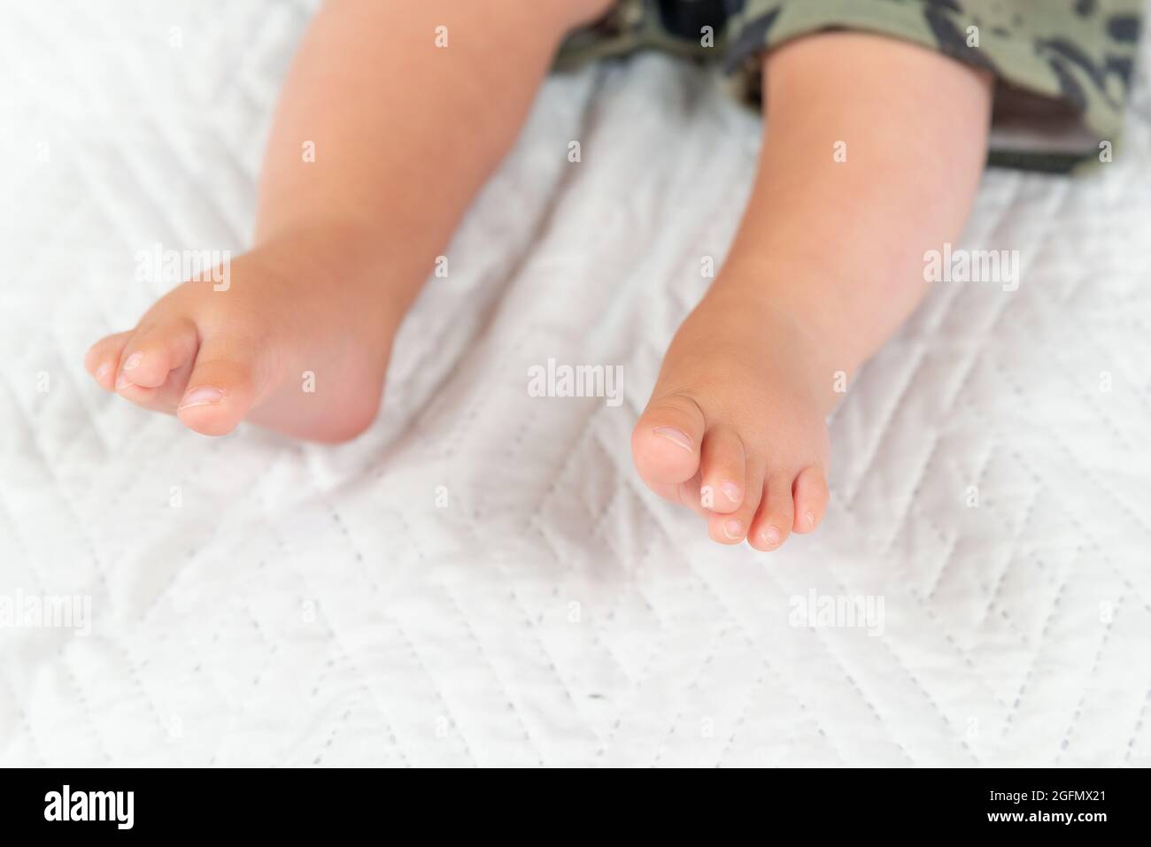 Pieds De Bebe Sur Une Couverture Cremeuse Gros Plan Des Pieds De Bebe Sur Fond Blanc Maternite Famille Concept De Naissance Copiez L Espace Pour Votre Texte Photo Stock Alamy