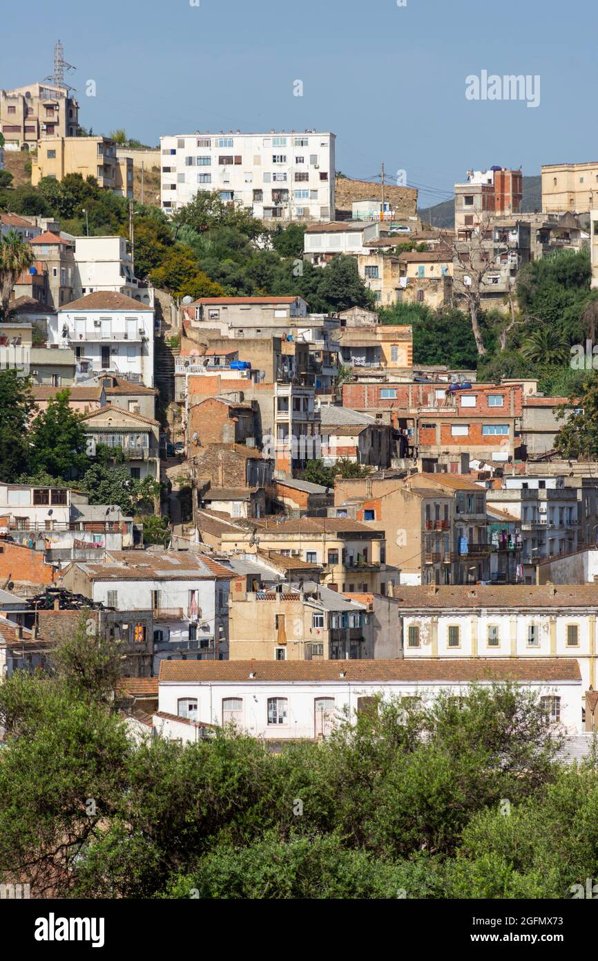Vue aérienne des maisons historiques et anciennes du centre-ville de Skikda, architecture coloniale française, Algérie. Banque D'Images