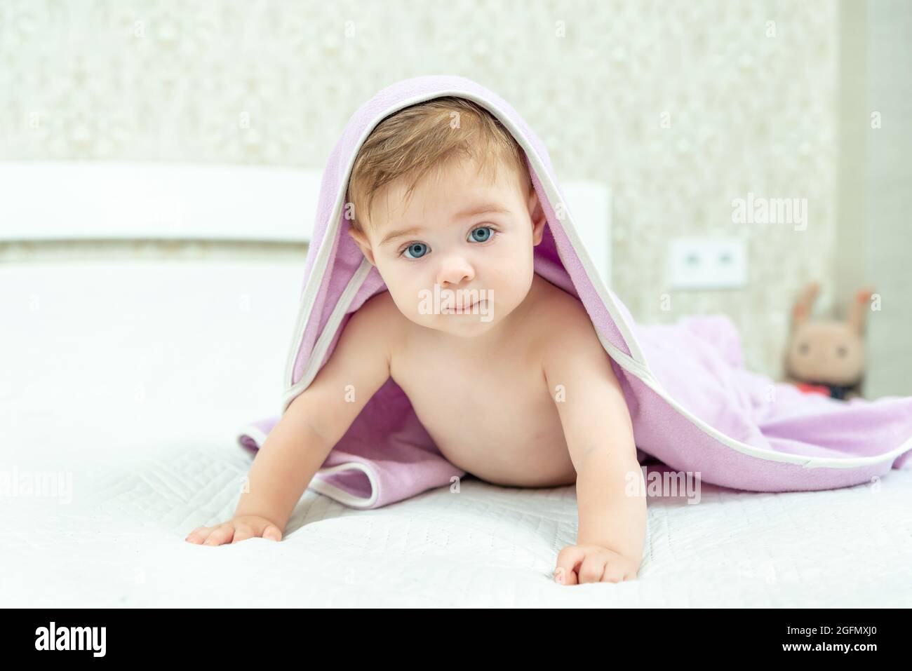 Bebe Mignon Sous Une Serviette A Capuchon Apres Le Bain Portrait Des Enfants Concept De Soins De Sante Photo Stock Alamy Bebe Mignon Sous Une Serviette A Capuchon Apres Le Bain Portrait Des Enfants Concept De Soins De Sante Photo Stock Alamy