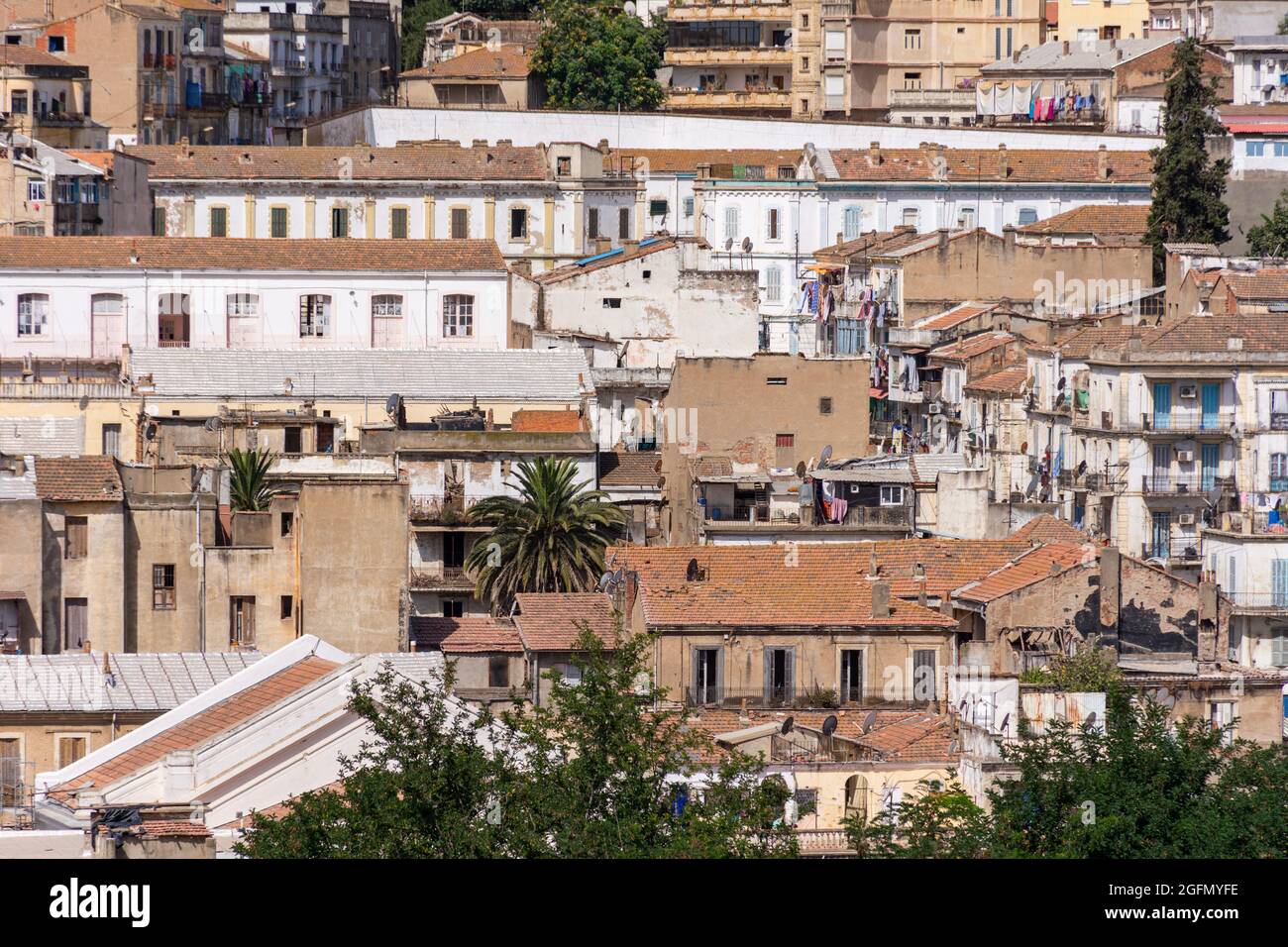 Vue aérienne des maisons historiques et anciennes du centre-ville de Skikda, architecture coloniale française, Algérie. Banque D'Images