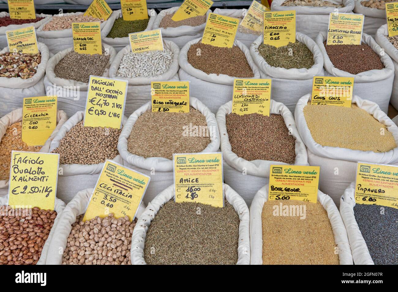 Sélection de grains, céréales et légumineuses dans des sacs blancs exposés sur un marché italien à Trévise, Italie Banque D'Images