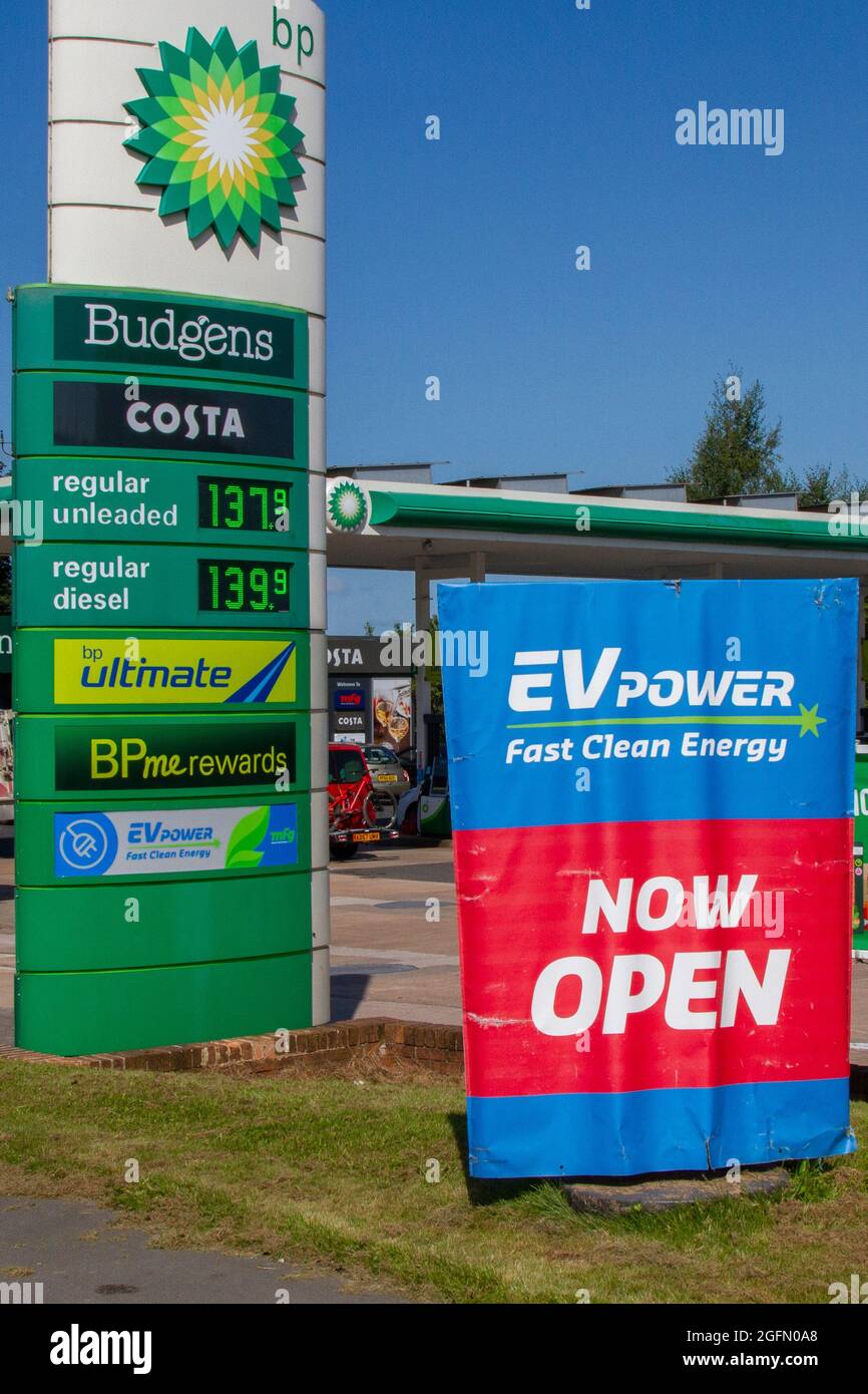 MFG Motor Fuel Group 150 kW EV Power « Fast Clean Energy » station de charge de voiture à Parbold, Lancashire, Royaume-Uni Banque D'Images