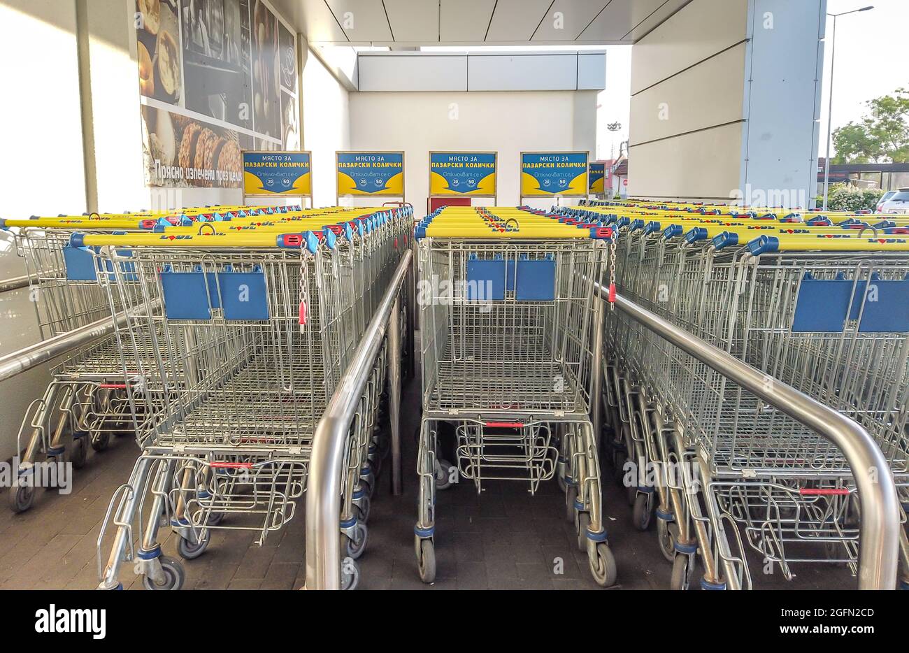 Vue sur le supermarché Lidl et le logo dans la nuit.Lidl Stiftung & Co. KG est une chaîne de supermarchés à prix réduit allemande, opérant dans 26 pays européens Banque D'Images